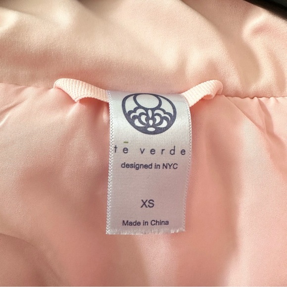 Te Verde pink puffer full zip hooded vest, size xsmall - Picture 3 of 5